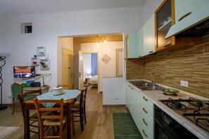 Fridge, oven, stovetop, coffee grinder