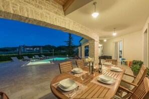 Outdoor dining - Gorgeous villa with panoramic view and whirlpool (Vižinada)