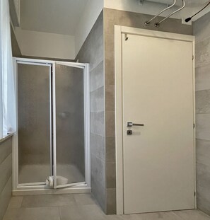 Dusche, Haartrockner, Bidet, Handtücher