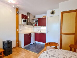 Fridge, microwave, dishwasher, coffee/tea maker
