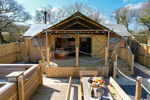プレミアム テント 専用バスルーム ガーデンビュー | 外観
