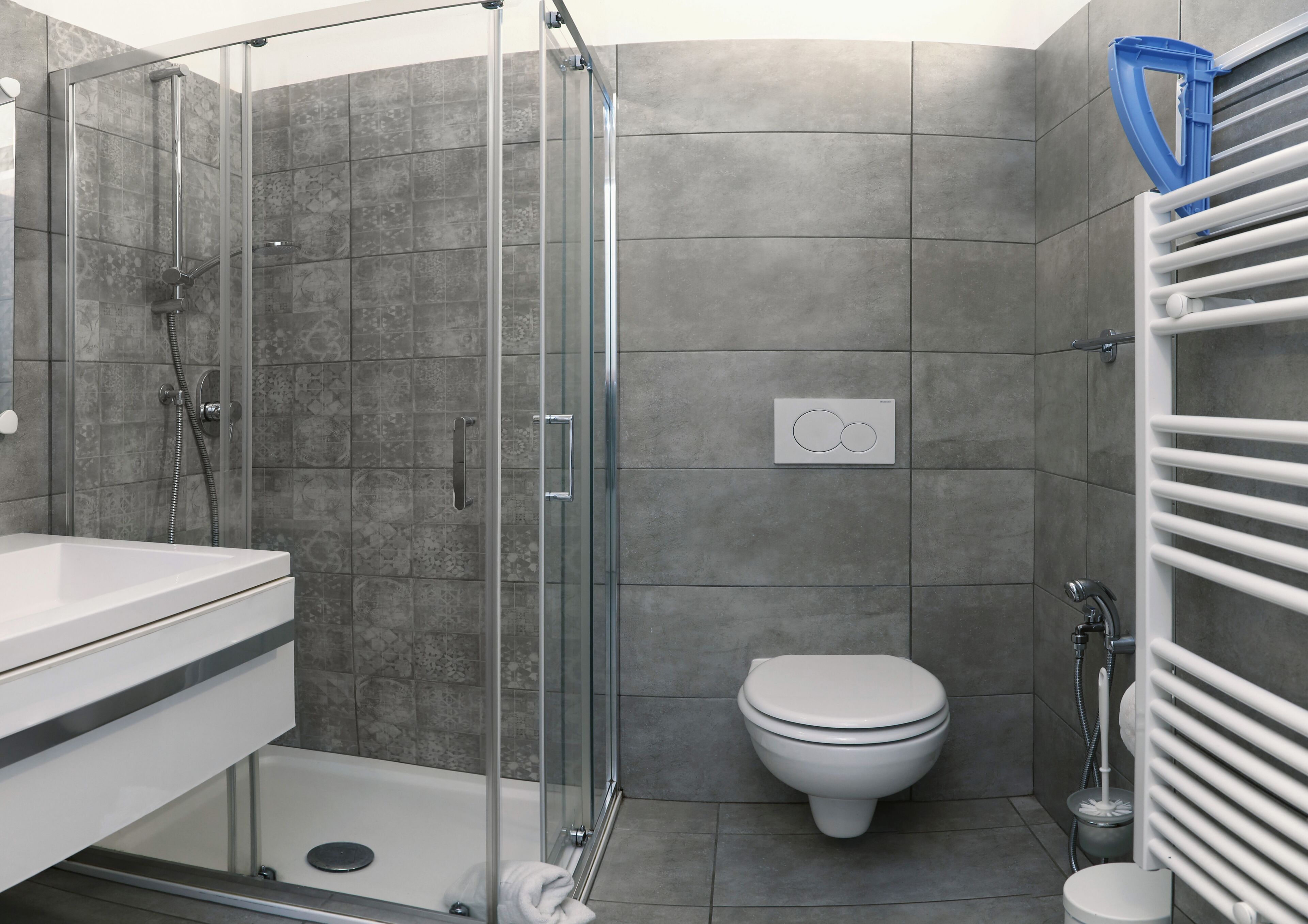 Een douche, een haardroger, handdoeken, toiletpapier