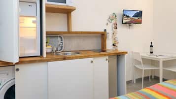 Réfrigérateur, micro-ondes, plaque de cuisson, lave-vaisselle