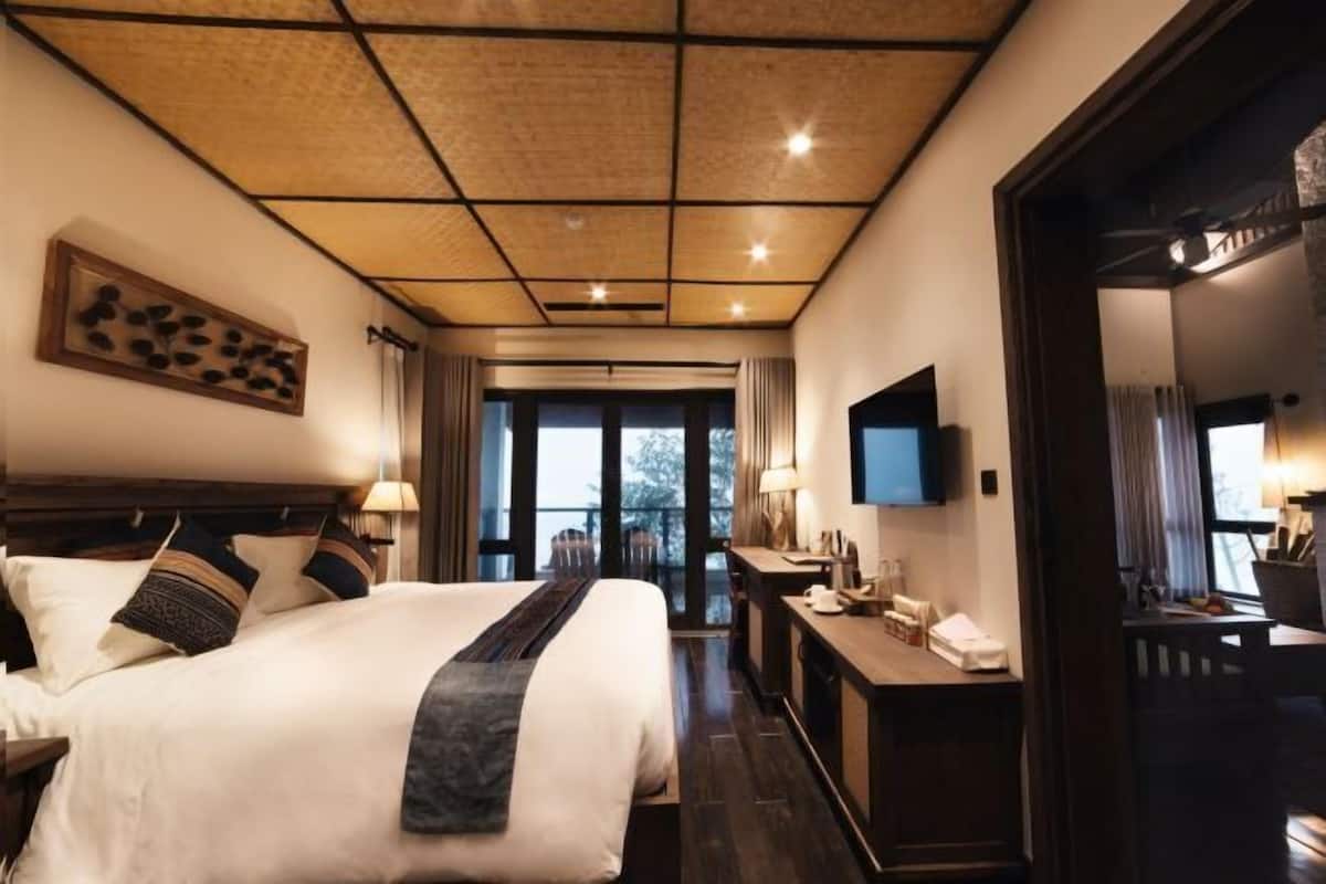 2 bedrooms, premium bedding, pillow-top beds, minibar