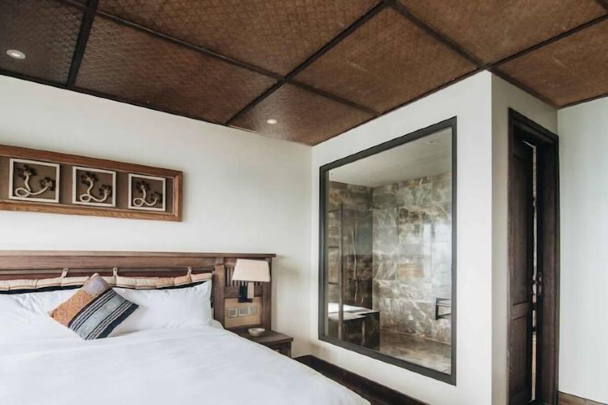 2 bedrooms, premium bedding, pillow-top beds, minibar