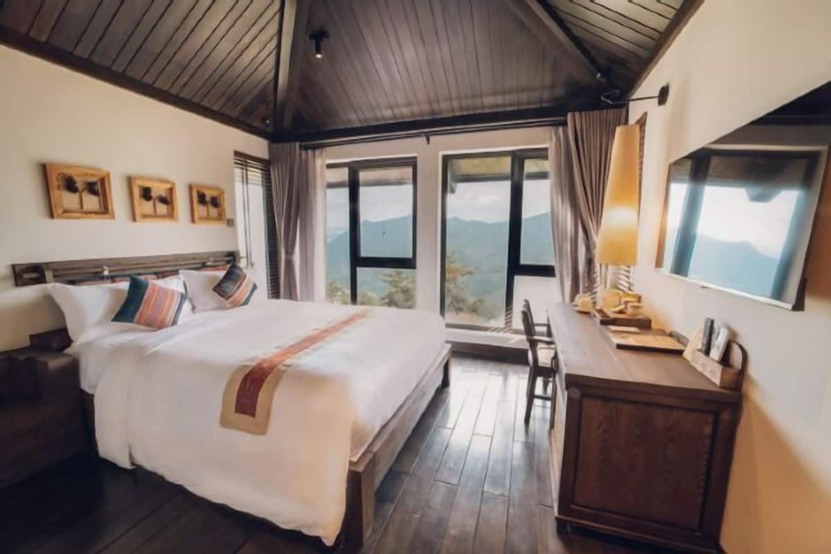 2 bedrooms, premium bedding, pillow-top beds, minibar