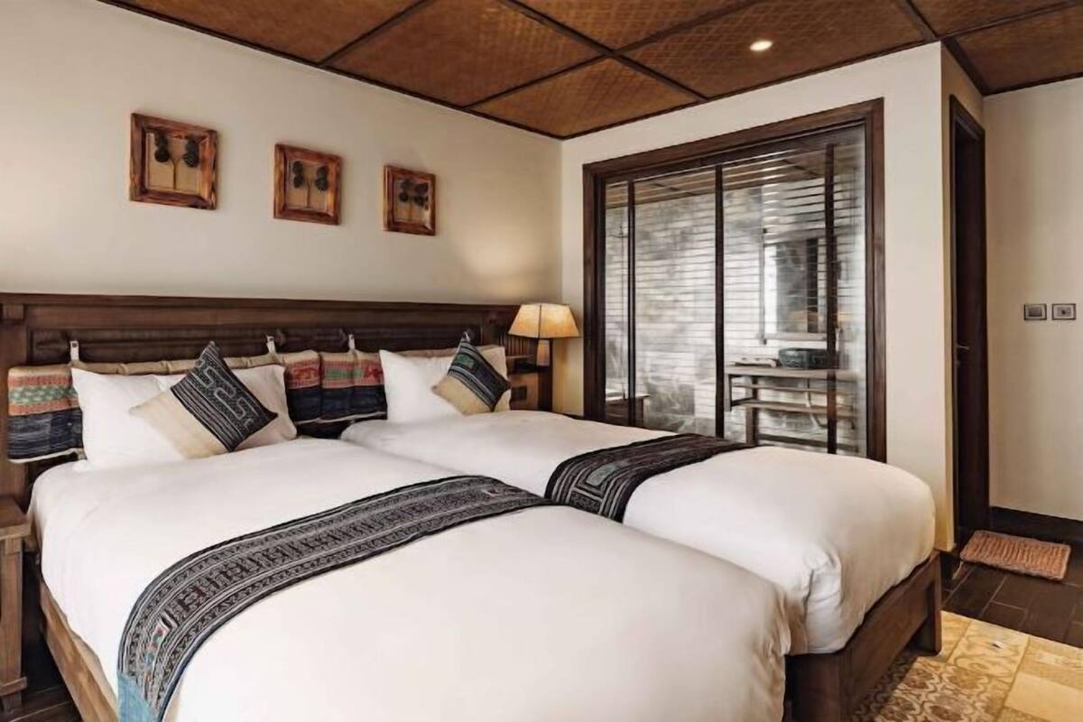 2 bedrooms, premium bedding, pillow-top beds, minibar
