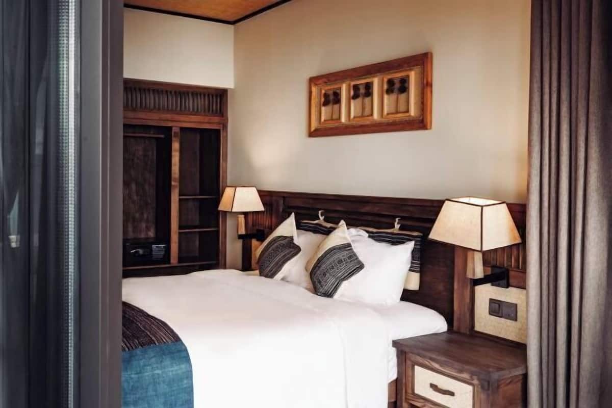 2 bedrooms, premium bedding, pillow-top beds, minibar