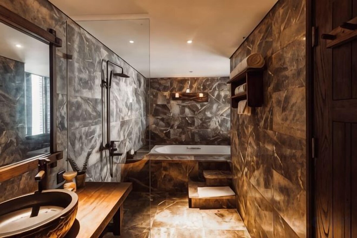 Badkamer | Een douche, een regendouche, gratis toiletartikelen, een haardroger