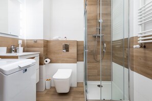 Dusche, Haartrockner, Handtücher, Shampoo