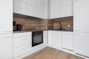 ثلاجة، فرن، موقد طهي مسطح، غسالة أطباق