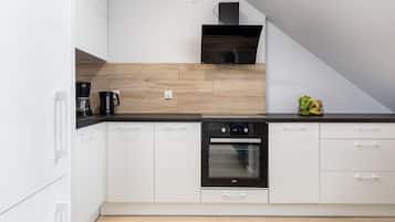 Jääkaappi, uuni, liesi, astianpesukone