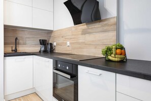 Kjøleskap, ovn, kokeplater og oppvaskmaskin