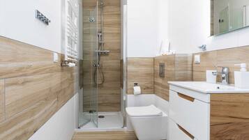 Dusche, Haartrockner, Handtücher, Shampoo