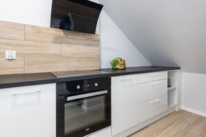 Fridge, oven, stovetop, dishwasher