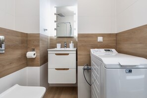 Dusche, Haartrockner, Handtücher, Shampoo