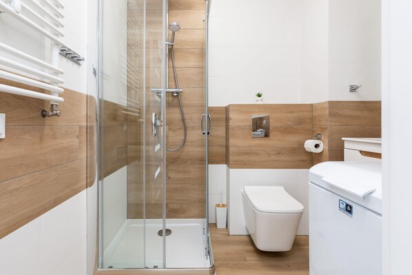 Dusche, Haartrockner, Handtücher, Shampoo