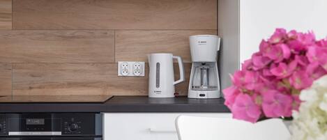 Fridge, oven, stovetop, dishwasher