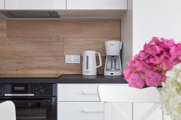 Réfrigérateur, un four, surface de cuisson, lave-vaisselle
