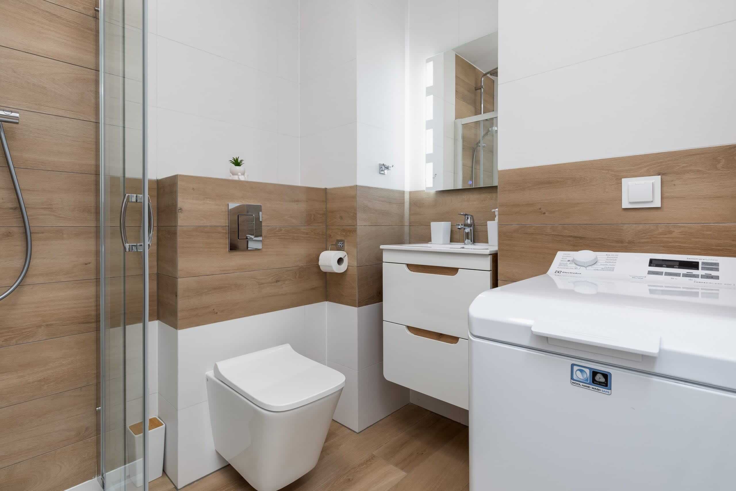 Dusche, Haartrockner, Handtücher, Shampoo