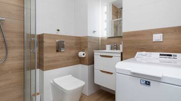 Dusche, Haartrockner, Handtücher, Shampoo