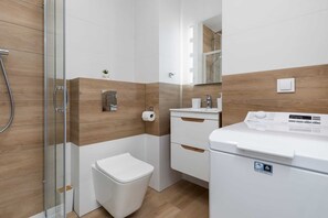 Douche, sèche-cheveux, serviettes fournies, shampoing