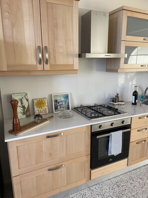 Kjøleskap, mikrobølgeovn, ovn og kokeplater