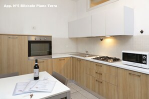 Fridge, microwave, oven, stovetop - Apartment 5 of 3V ground floor - in the center (Bardolino)