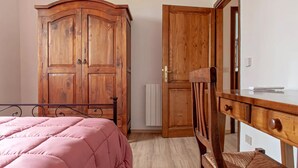 A bedroom with a bed, a wooden wardrobe, a desk, and a chair. - House I Limori with garden and parking (Gello)