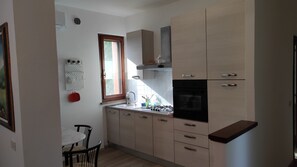 Kylskåp, ugn, spishäll och grytor/köksredskap