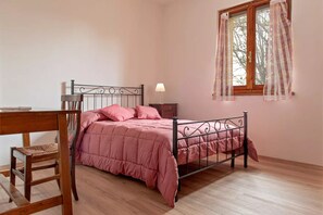 2 bedrooms, soundproofing, iron/ironing board, free WiFi