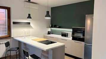 Frigorifero, microonde, forno, piano cottura