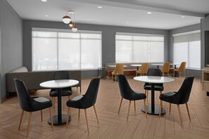 含每日吃到飽早餐