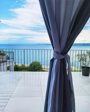 Panoramic-Apartment, Meerblick | 1 Schlafzimmer, kostenloses WLAN, Bettwäsche