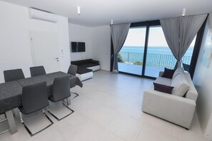 Panoramic-Apartment, Meerblick | 1 Schlafzimmer, kostenloses WLAN, Bettwäsche