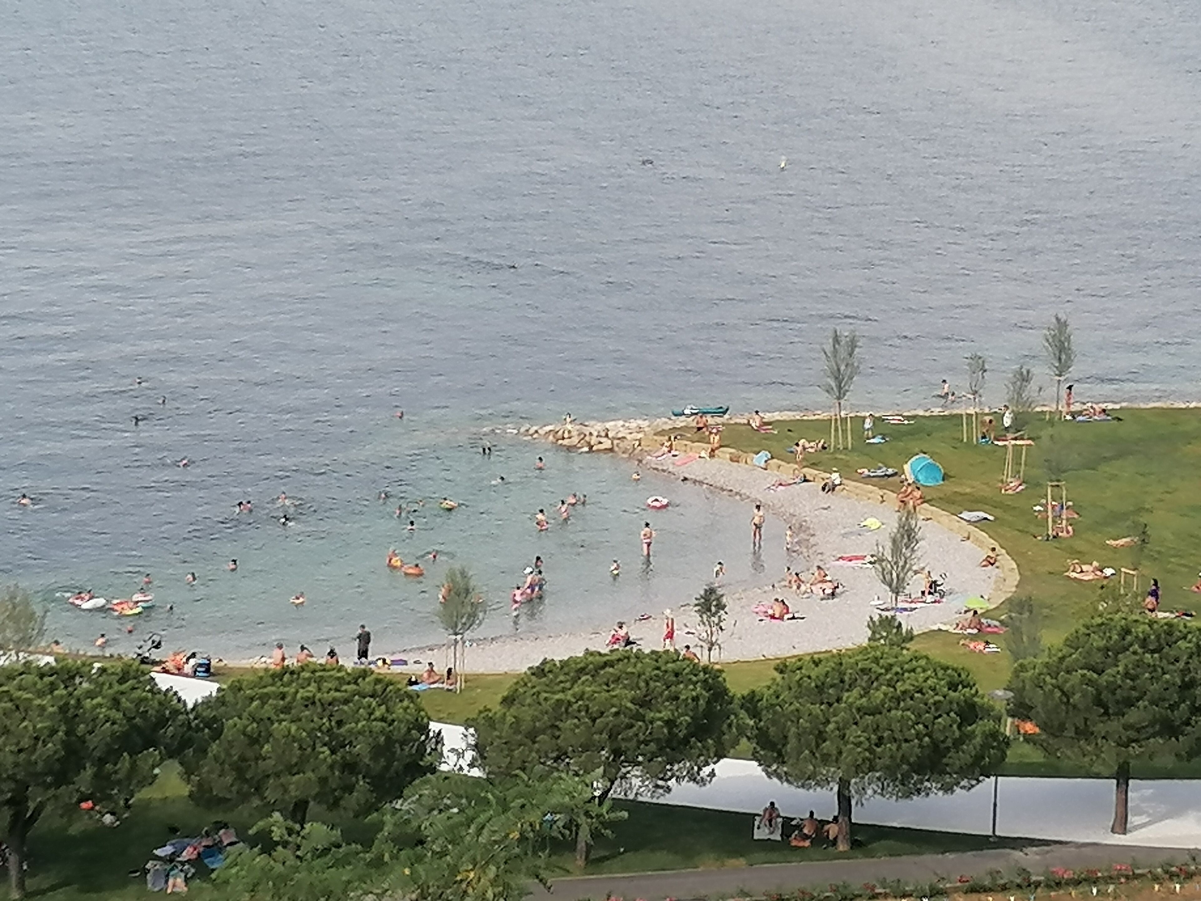 Una playa cerca, 3 bares en la playa