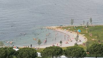 Una playa cerca, 3 bares en la playa