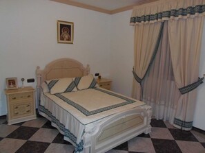 4 bedrooms, iron/ironing board, free WiFi, bed sheets