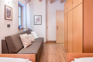 2 makuuhuonetta, silitysrauta/-lauta, ilmainen Wi-Fi, vuodevaatteet