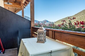 Outdoor dining - 'Lotschenhof Apartment Tulpe' with Mountain View, Garden & Wi-Fi (Trodena)