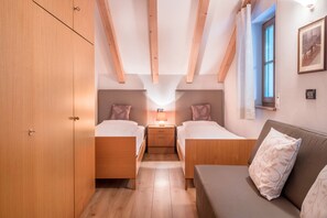 2 bedrooms, iron/ironing board, free WiFi, bed sheets - 'Lotschenhof Apartment Tulpe' with Mountain View, Garden & Wi-Fi (Trodena)