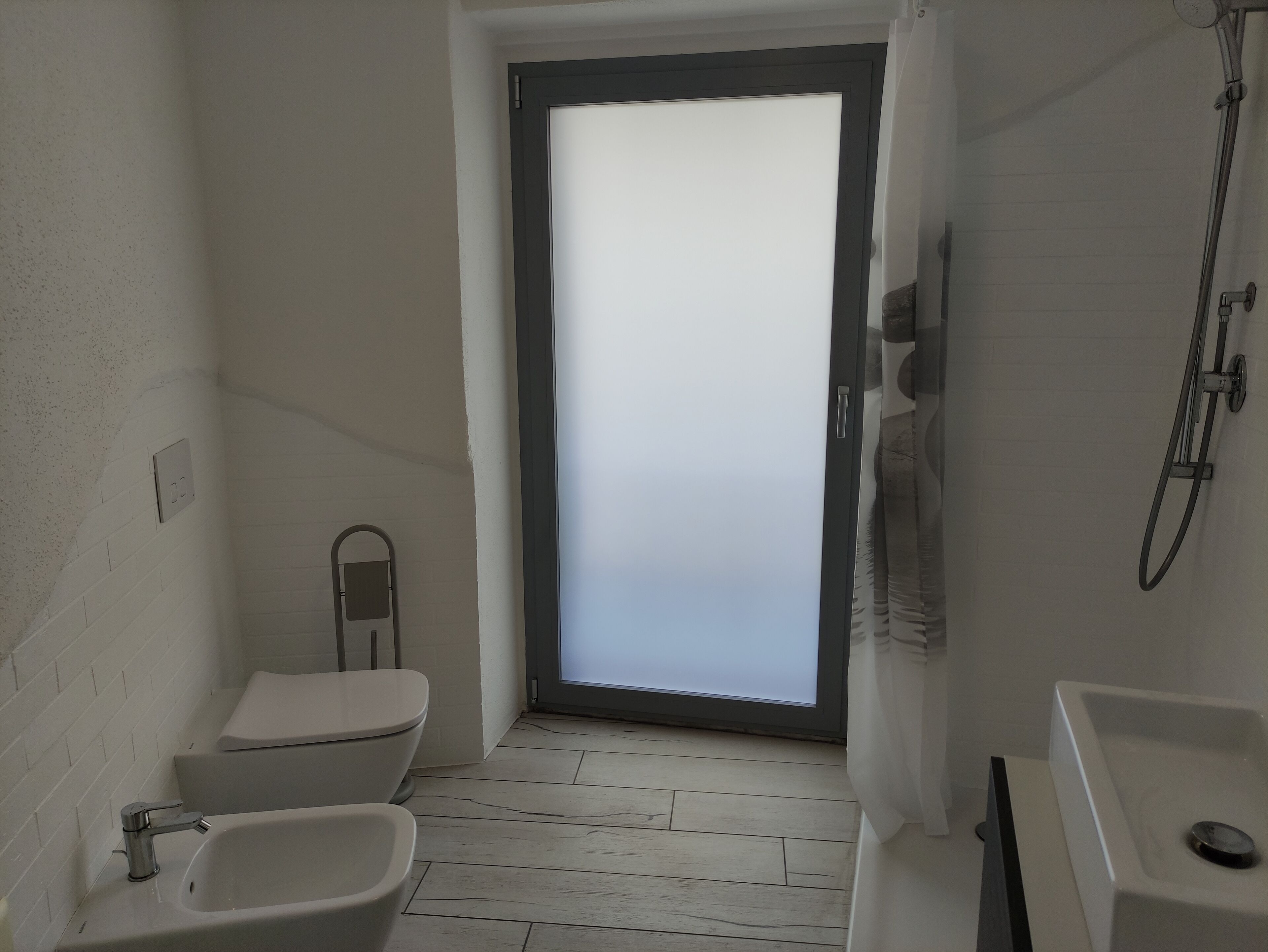 Doccia, asciugacapelli, bidet, asciugamani