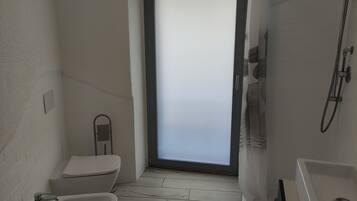 Douche, sĂšche-cheveux, bidet, serviettes fournies