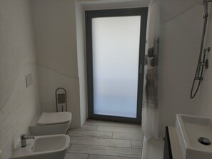 Douche, sèche-cheveux, bidet, serviettes fournies