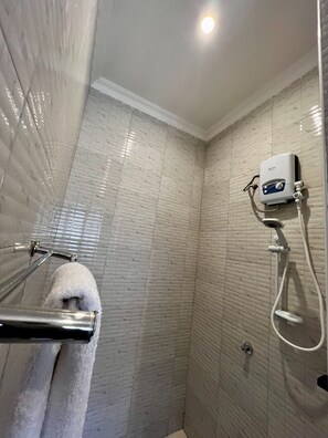 Blackout drapes, free WiFi, bed sheets - Safari Park House (Arusha)