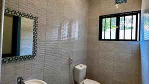 Bathroom - Safari Park House (Arusha)