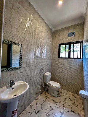 シャワー、バスアメニティ (無料)、子供用バスローブ、スリッパ