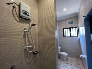 Shower, free toiletries, children's dressing gowns, slippers - Safari Park House (Arusha)