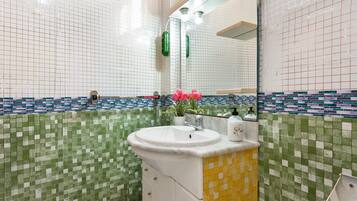 Een douche, een haardroger, handdoeken