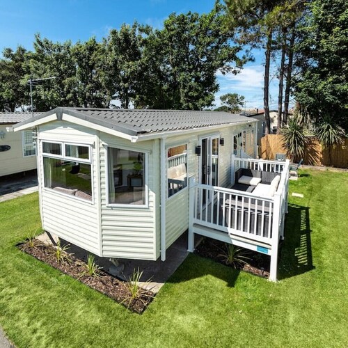 Dog Friendly* Lovely Caravan by the Beach at Lyon’s Lido Beach Prestatyn